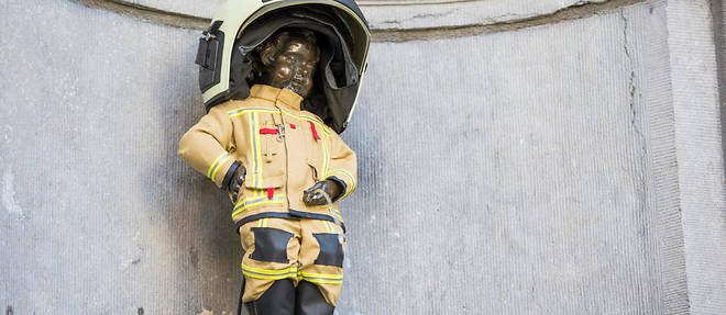 La celebre statue de Manneken Pis a ete habille d'un nouveau costume de pompier bruxellois