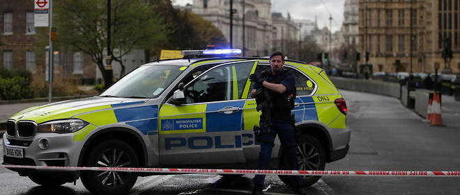 Un policier arme devant le Parlement a Londres, le 22 mars 2017.