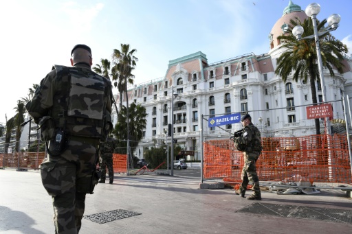 Des soldats devant l'hôtel Negresco sur la promenade des Anglais à Nice, le 22 mars 2017 © YANN COATSALIOU AFP