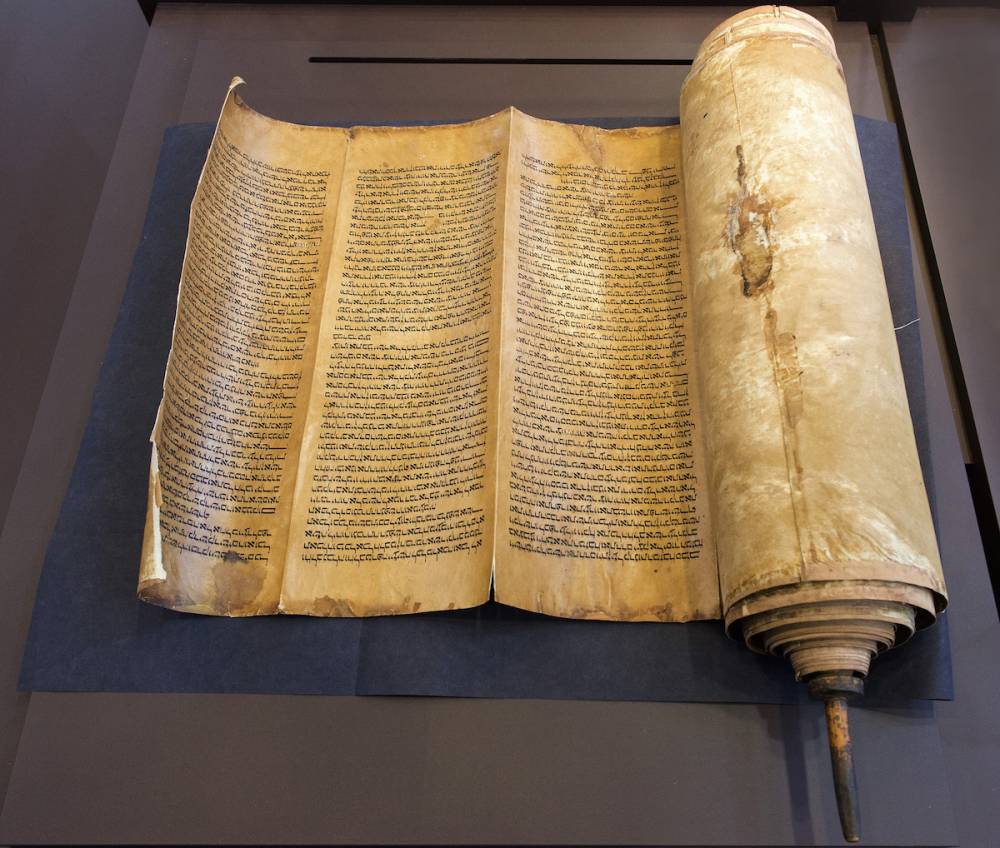 La Torah. Rouleau d'une Torah écrite sur parchemin graphie en hébreux, fixé dans un support métallique rotatif, l'ensemble dans un coffret couvert en cuir de couleur rouge. ©  Thierry Rambaud
