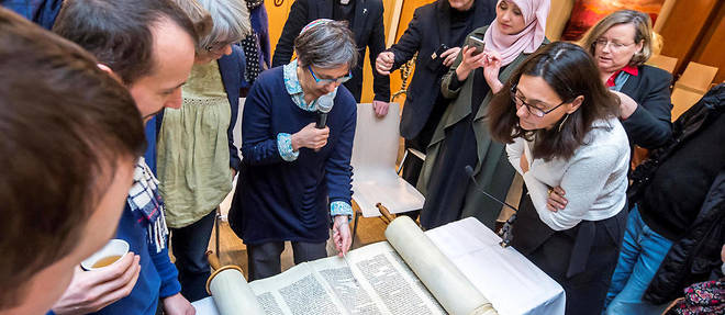 Pauline Bebe, rabbin de la communaute juive liberale d'Ile-de-France, lit le rouleau de la Torah aux eleves du programme Emouna.