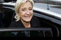 Poutine re&ccedil;oit Marine Le Pen et se d&eacute;fend de vouloir peser sur l'&eacute;lection