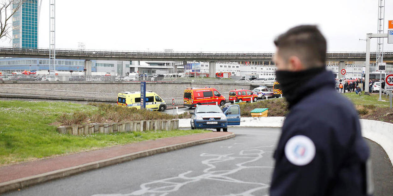 Attaque à Orly 2 hommes mis en examen et écroués