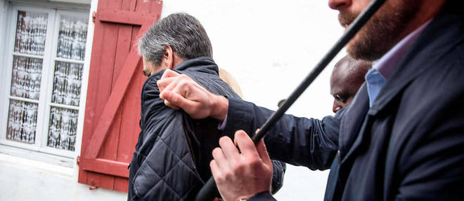 Francois Fillon tente d'echapper aux manifestants lors de sa visite dans une exploitation de piment d'Espelette dans le Pays basque.