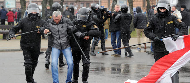 La police belarusse arrete des manifestants, samedi 25 mars 2017.