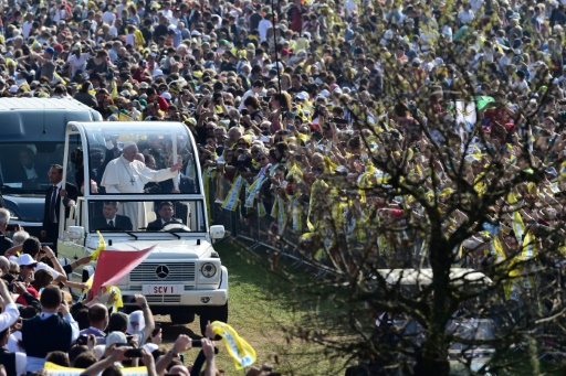 Le pape François salue la foule en arrivant pour célébrer une messe à Monza en Italie le 25 mars 2017 © GIUSEPPE CACACE                      AFP