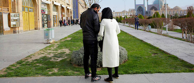 Rencontre amoureuse en noir et blanc a Ispahan, loin des regards.
