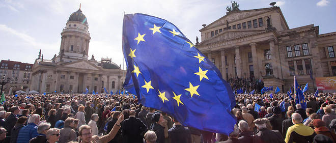 Des milliers de personnes manifestent en faveur de l'Europe a Berlin le 26 mars.