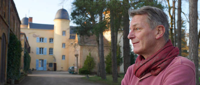 Alec de Brosse devant le chateau dont sa famille est proprietaire depuis le XVIIIe siecle.