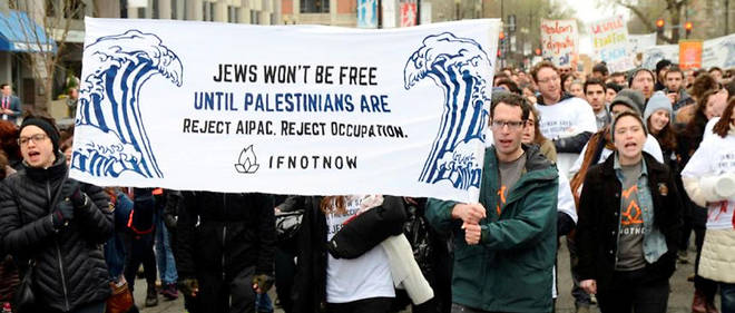 Reunis devant le centre de convention de Washington, des manifestants brandissent une pancarte : "Les juifs ne seront pas libres tant que les Palestiniens ne le seront pas. Rejetez l'AIPAC, rejetez l'occupation." 