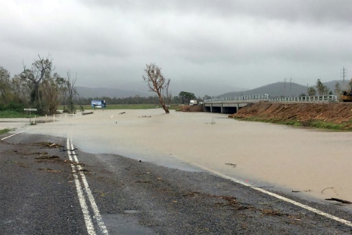 Une route partiellement inondée menant à Bowen après le passage du cyclone Debbie, le 29 mars 2017 dans le Queensland, en Australie © Handout Police du Queensland/AFP