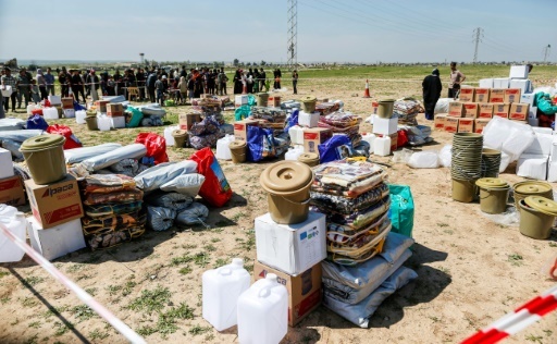 De l'aide humanitaire en attente d'une distribution aux irakiens déplacés, dans le village de Salamiyah, le 27 mars 2017 © AHMAD GHARABLI AFP
