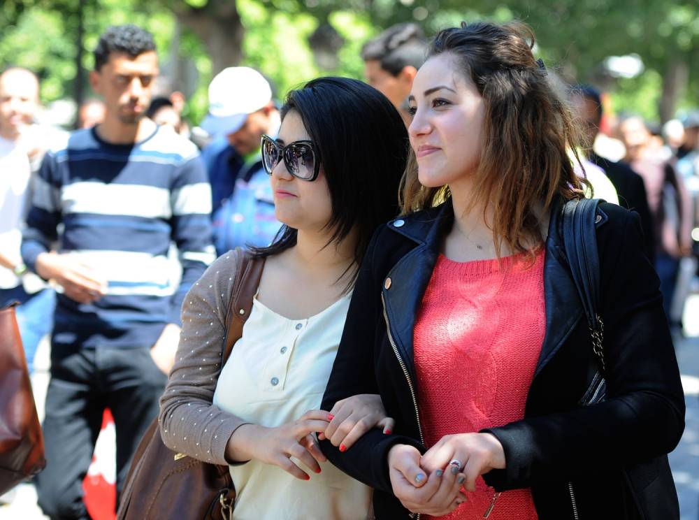 Les jeunes femmes tunisiennes se promènent dans le centre-ville de Tunis, en avril 2014. ©  Fethi Belaid/AFP