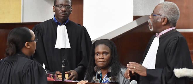 Simone Gbagbo le 30 juin 2016 a la cour d'assises d'Abidjan, entouree de ses avocats.