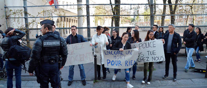 Manifestation devant le commissariat du 19e arrondissement de Paris pour protester contre la mort d'un Chinois de 56 ans, tue par un policier dimanche dans des circonstances encore floues.