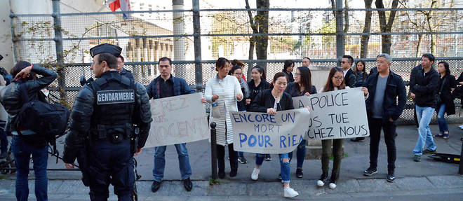 Manifestation devant le commissariat du 19e arrondissement de Paris pour protester contre la mort d'un Chinois de 56 ans, tue par un policier dimanche dans des circonstances encore floues.