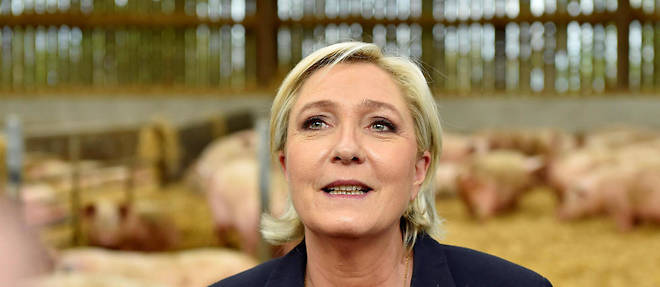 Marine Le Pen a tenu  un meeting a La Trinite-Porhoet, en Bretagne, dans  une exploitation laitiere, au milieu des bottes de foin.