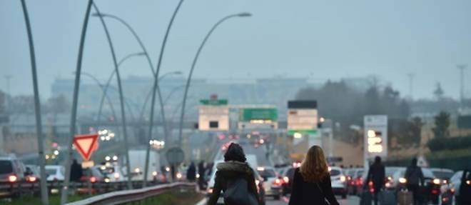 Passagers a Orly le 17 decembre 2016 lors des blocages de routes effectues par des chauffeurs VTC