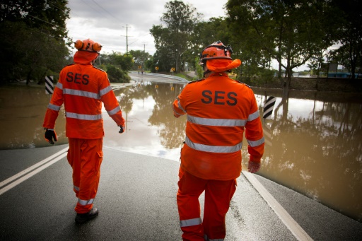 Des équipes de secours à l'oeuvre dans une rue inondée de Beenleigh, en Australie, le 31 mars 2017 © Patrick HAMILTON AFP