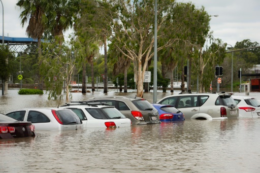 Des voitures submergées sur le parking de la gare de Beenleigh, en Australie, le 31 mars 2017, après le passage du cyclone Debbie © Patrick HAMILTON AFP