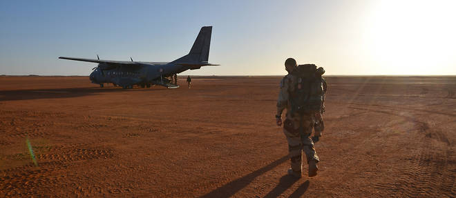 Un avion de transport Casa de l'armee de l'air embarque des militaires, en bordure de la piste sommaire de la base avancee de Madama (Niger), le 1er mars 2017.