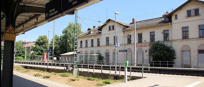 Allemagne Un Couple D Anglais Achete Une Gare Symbole De La