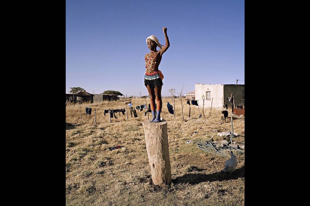 "Power", from the series Zulu Kids, 2014. Cette photographie de l'Helvéto-Guinéenne Namsa Leuba montre un garçon avec un poing levé qui renvoie au geste revendicateur du combat pour les droits civiques.