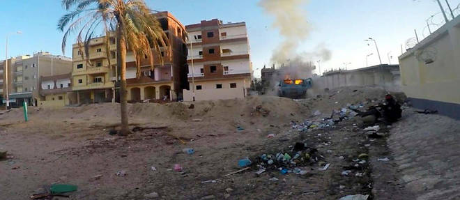 Cette photo publiee en ligne le 11 janvier 2017 par le groupe Etat islamique au Sinai montre l'attaque d'un check-point de l'armee par des djihadistes a el-Arish, une ville cotiere de la peninsule du Sinai. 