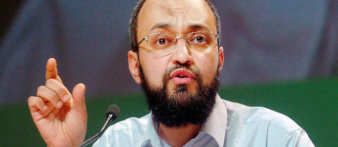 Hani Ramadan, directeur du Centre islamique de Geneve et frere de Tariq, a ete expulse de France vers la Suisse samedi.  