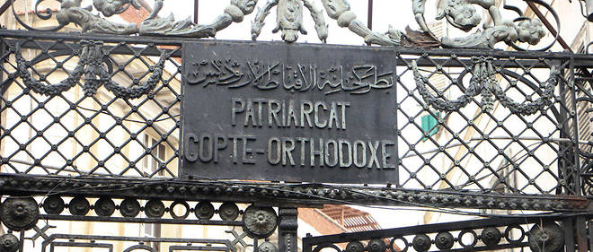 A Alexandrie, devant l'eglise copte frappee dimanche par un attentat revendique par le groupe Etat islamique.  