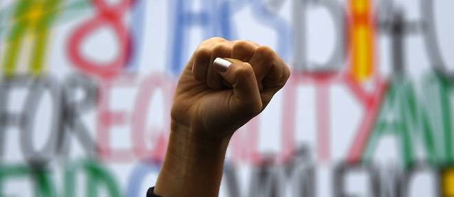 Une femme leve le poing lors d'une manifestation pour le droit des femmes a Paris.