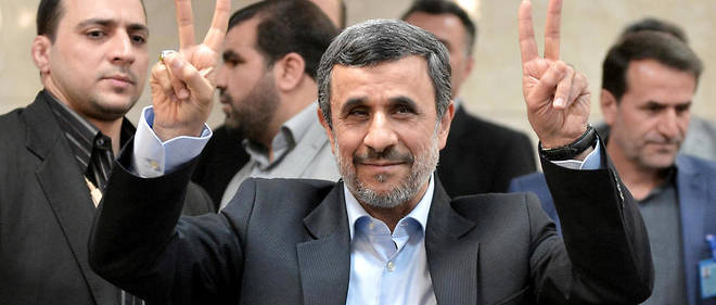 L'ancien president ultraconservateur Mahmoud Ahmadinejad posant pour les photographes en enregistrant sa candidature le 12 avril 2017 au ministere de l'Interieur, a Teheran. 
