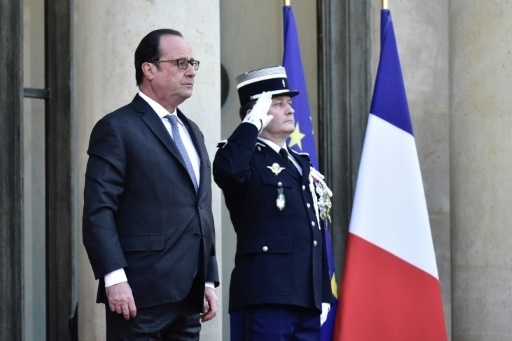 Hollande fait irruption dans la campagne pour mettre en garde contre le "peril" Melenchon