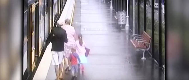 Garcon De 14 Ans Tombe D Une Attraction Video Un enfant tombe entre le quai et le train devant ses grands-parents