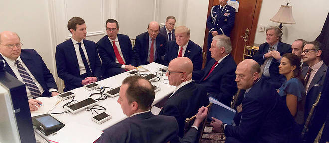 Sur cette photo, publiee par la Maison-Blanche le 7 avril 2017, Donald Trump, entoure de ses proches collaborateurs, ecoute un briefing de l'etat-major apres les frappes americaines en Syrie.  