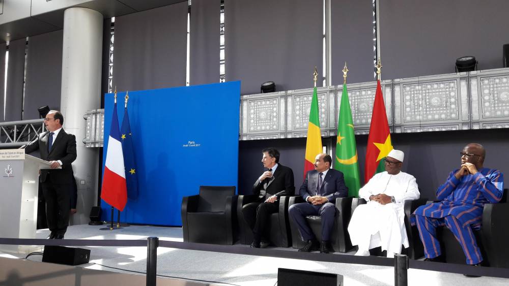 Le président Hollande, Jack Lang, président de l'IMA, les présidents Abdel Aziz, Keïta et Kaboré, lors de l'inauguration de l'exposition "Trésors de l'islam en Afrique, de Tombouctou à Zanzibar" le 13 avril 2017 à l'IMA à Paris. ©  AFP Pool