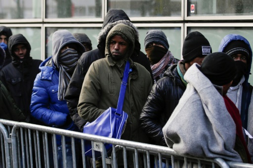 Paris: de 700 à 800 migrants campent près du centre d'accueil