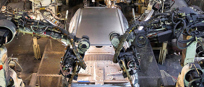 Automatisation. Une ligne de soudage robotisee pour fabriquer la Yaris, dans l'usine Toyota d'Onnaing (Nord). La fin de l'emploi industriel ?
