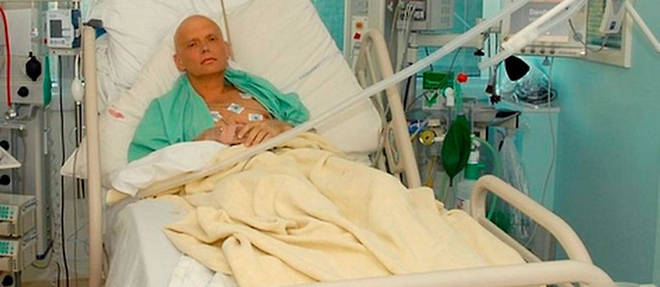 Alexander Litvinenko sur son lit d'hopital, en 2006, mourant d'un empoisonnement au Polonium 210.