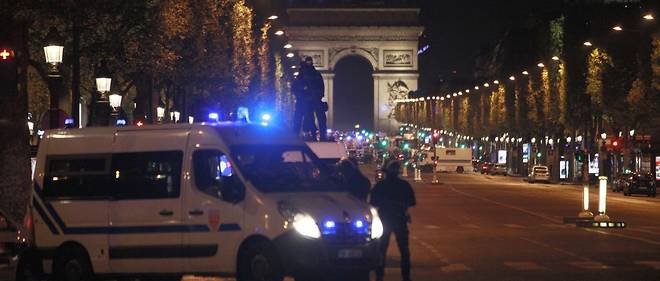 Les Champs-Elysees ont rapidement ete boucles par les forces de l'ordre apres l'attaque djihadiste.
