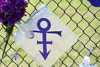 Pluie d'hommages et de querelles un an apr&egrave;s la mort de Prince