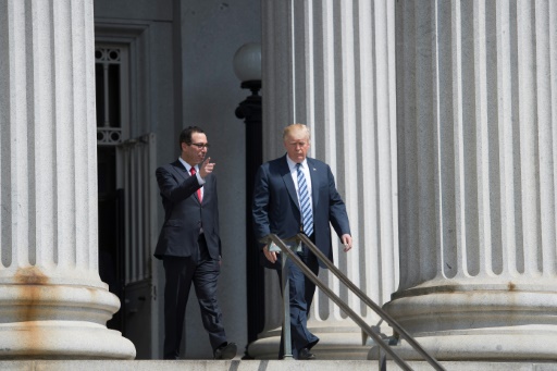 Le président Américain Donald Trump et le secrétaire au Trésor Steven Mnuchin sortent des locaux du Trésor, à Washington, le 21 avril 2017 © JIM WATSON AFP