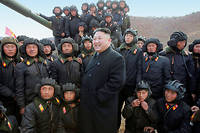 Unité. Kim Jong-un rend visite à ses ­soldats lors d’une compétition de chars de combat, en 2017 (image de propagande).
  ©KCNA / Reuters