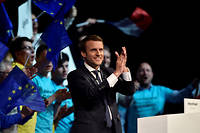 Emmanuel Macron a fait brandir le drapeau européen à ses militants dans ses meetings.  ©JEAN-SEBASTIEN EVRARD