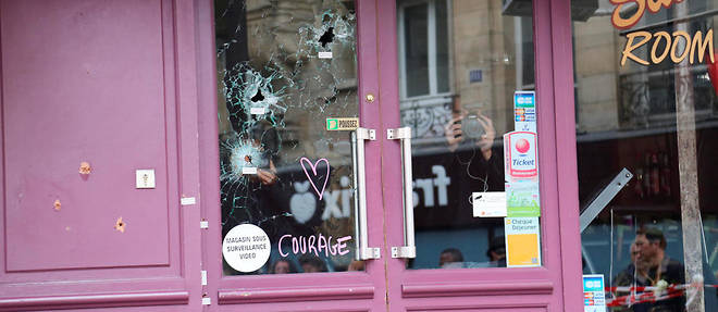Impacts de balles sur la facade de la pizzeria Casa Nostra, l'une des cibles des attentats djihadistes du 13 novembre 2015.