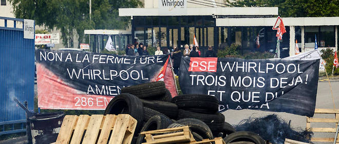 Les salaries ont bloque le site pour s'opposer a la delocalisation de l'usine d'Amiens.