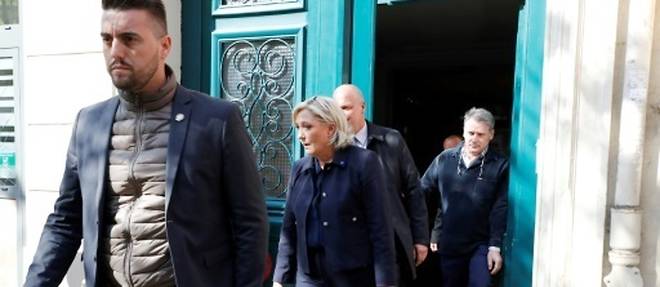 Presidentielle: Le Pen courtise les "insoumis", pas de consigne de vote de Melenchon