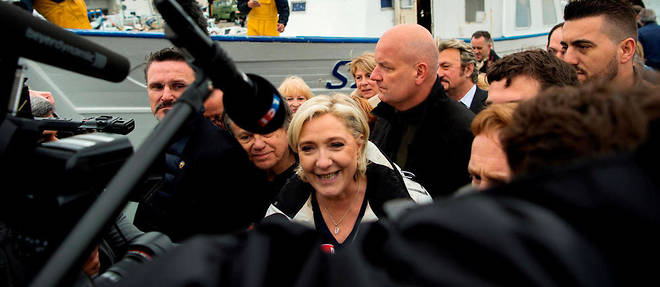 Marine Le Pen avec son garde du corps personnel Thierry Legier (a droite).