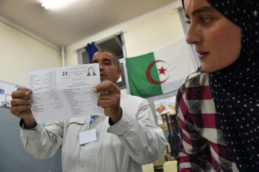 Dépouillement des bulletins de vote à l'issue du scrutin des législatives, le 4 mai 2017 à Alger © RYAD KRAMDI AFP