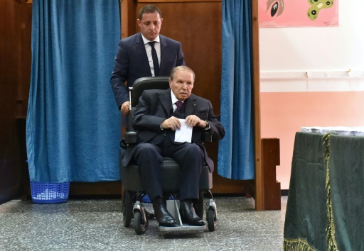 Le président algérien Abdelaziz Bouteflika en fauteuil roulant vote lors des législatives, le 4 mai 2017 à Alger © RYAD KRAMDI AFP
